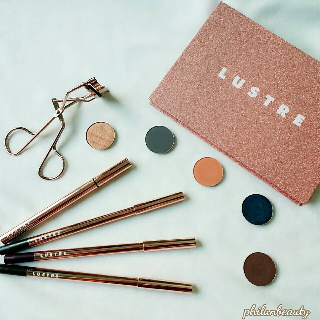 Bộ makeup sang trọng của Lustre với bảng phấn mắt màu sắc đa dạng và những cây kẻ mắt chất lượng. Sản phẩm trang điểm Lustre không chỉ đảm bảo chất lượng mà còn thu hút bởi thiết kế vàng đồng chanh sả, mang đến trải nghiệm tuyệt vời cho phái đẹp. Khám phá review mỹ phẩm trang điểm Lustre và xem phấn mắt loại nào tốt nhất.