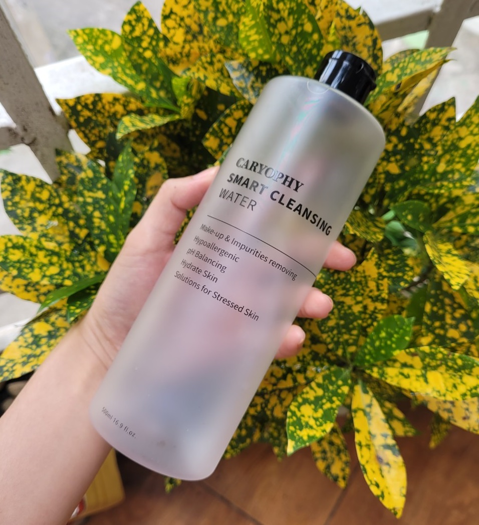 Review nước tẩy trang Caryophy Smart Cleansing Water - sản phẩm rất được yêu thích bởi nhiều sao Việt như Midu, Thủy Tiên, Tuấn Trần. Được thiết kế để loại bỏ lớp trang điểm và bụi bẩn, sản phẩm hứa hẹn mang lại cảm giác nhẹ nhàng cho làn da.