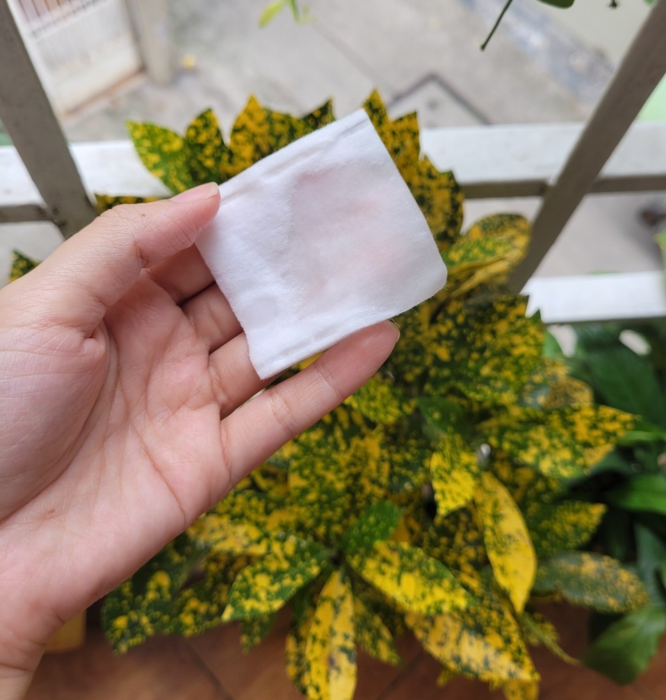 Cận cảnh miếng bông tẩy trang sau khi dùng nước tẩy trang Caryophy Smart Cleansing Water, sản phẩm được nhiều người nổi tiếng khen ngợi, hứa hẹn là lựa chọn tiết kiệm nhưng hiệu quả cho việc làm sạch da.