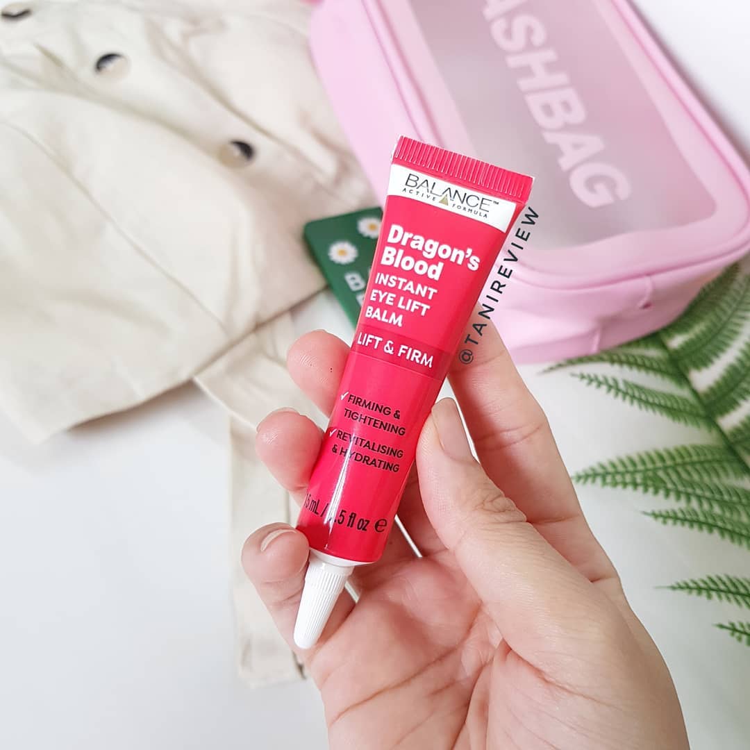 Kem mắt Balance Active Formula Dragons Blood Eye Cream trong tay, nổi bật với màu đỏ, sản phẩm này được review là tạo độ săn chắc cho vùng da mắt, phù hợp cho những ai quan tâm đến độ trẻ hóa và căng bóng cho khu vực mỏng manh này.