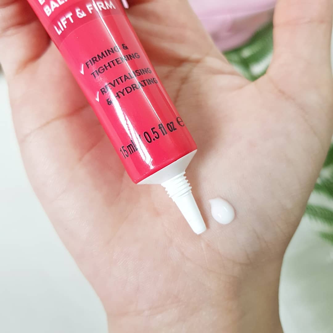 Kem mắt Balance Active Formula Dragons Blood Eye Cream với màu đỏ bắt mắt, đang được bơm ra tay. Bài viết khám phá hiệu quả và chất lượng của kem mắt này ở mức giá 115k, cùng tìm hiểu kem mắt Balance có tốt không.