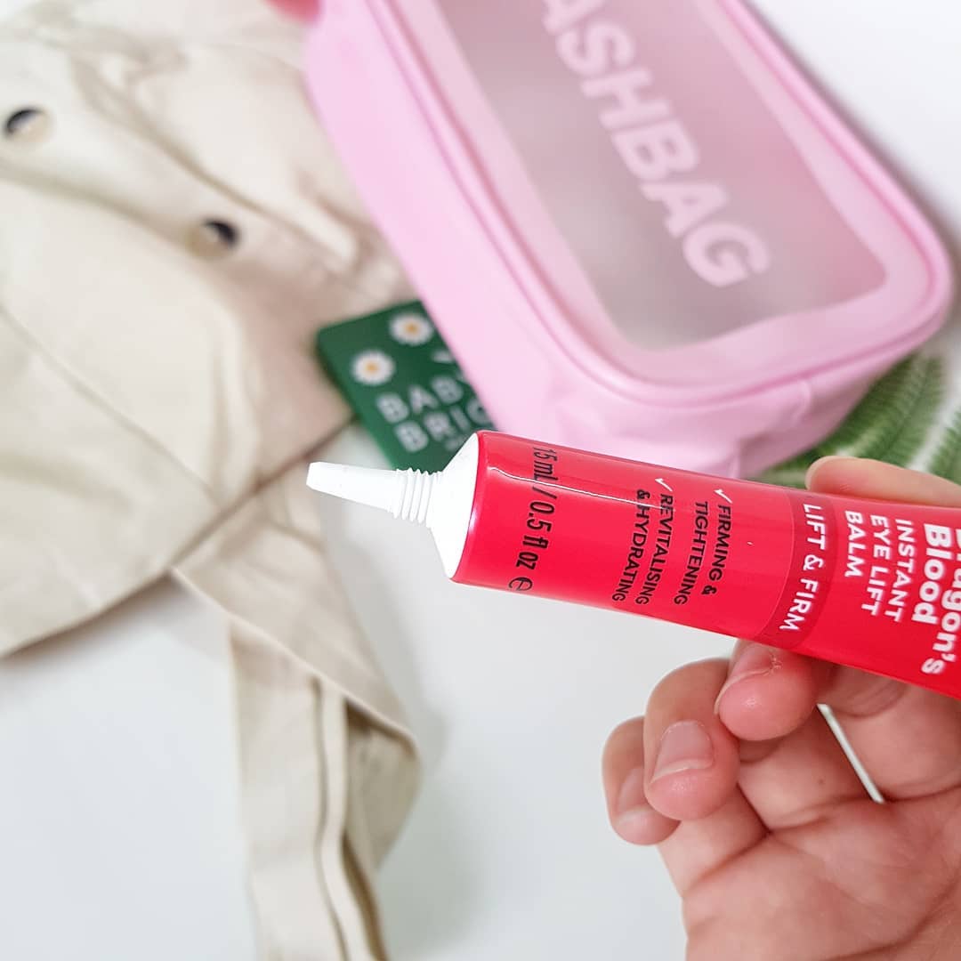 Kem mắt Balance Active Formula Dragons Blood Eye Cream màu đỏ giúp dưỡng ẩm, làm săn chắc vùng da mắt. Review mỹ phẩm cho thấy chất lượng vượt trội, giá chỉ 115k, rất đáng để thử nghiệm.