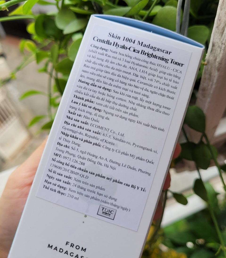 Review về toner Skin1004 Madagascar Centella Hyalu-Cica giúp làm sáng và cấp ẩm cho làn da nhạy cảm, chứa 74% rau má, lý tưởng cho làn da dễ kích ứng trong thời tiết hanh khô.