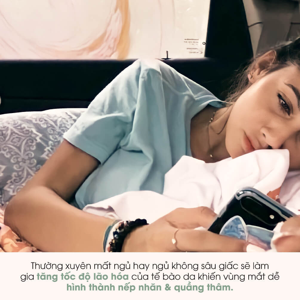Thường xuyên mắt ngủ hay ngũ không sâu giấc sẽ làm gia tăng tốc độ lão hóa của tế bào da khiến vùng mắt dễ hình thành nếp nhăn & quầng thâm. Đừng để 20 tuổi mà như U50 với đôi mắt nhăn nheo do những sai lầm không ngờ.
