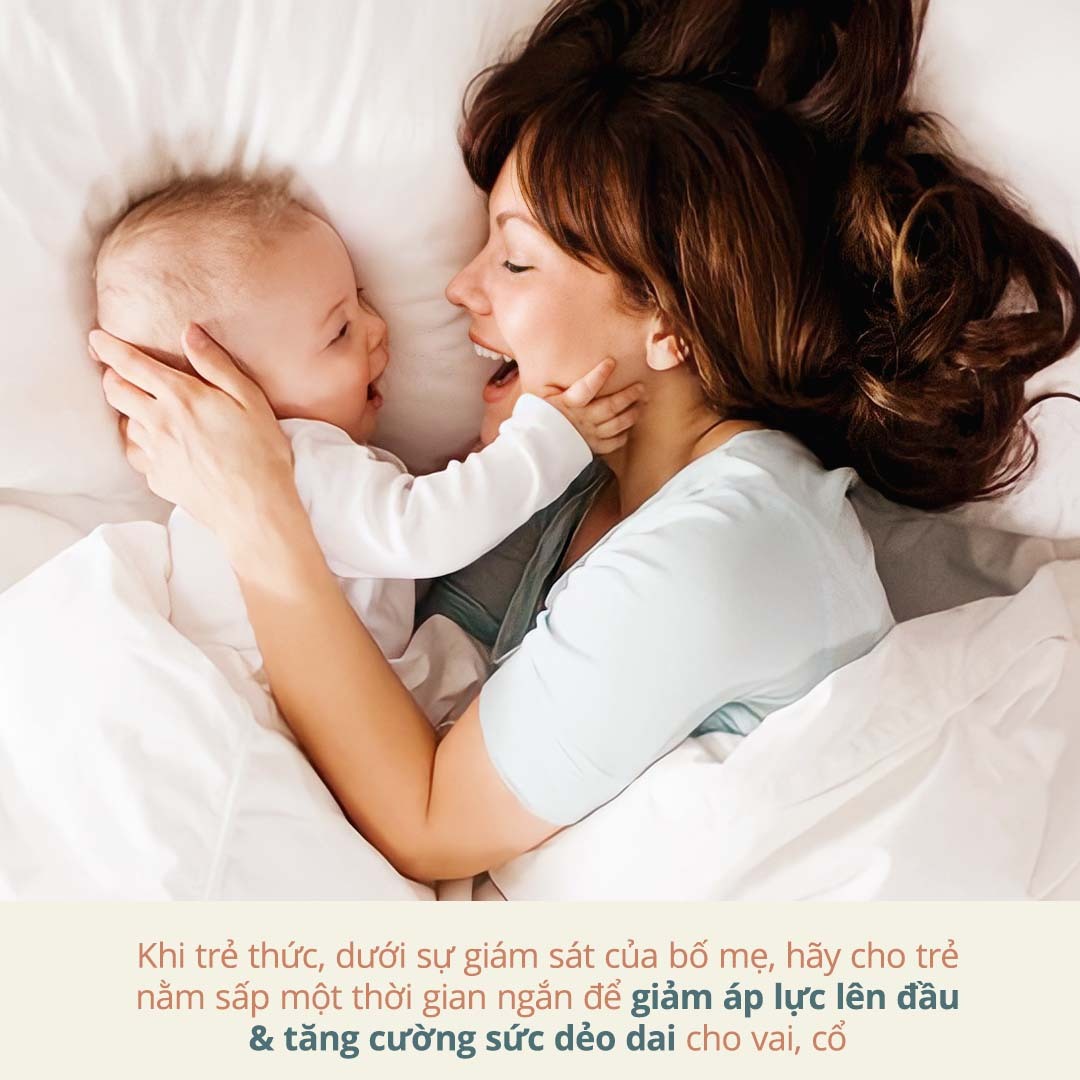 Mẹ và bé vui vẻ, tạo dựng sự gắn kết trong lúc ngủ để giảm nỗi lo bẹp đầu. Tham khảo cách chăm sóc con yêu, tránh hội chứng bẹp đầu, cải thiện sự phát triển thể chất cho trẻ.