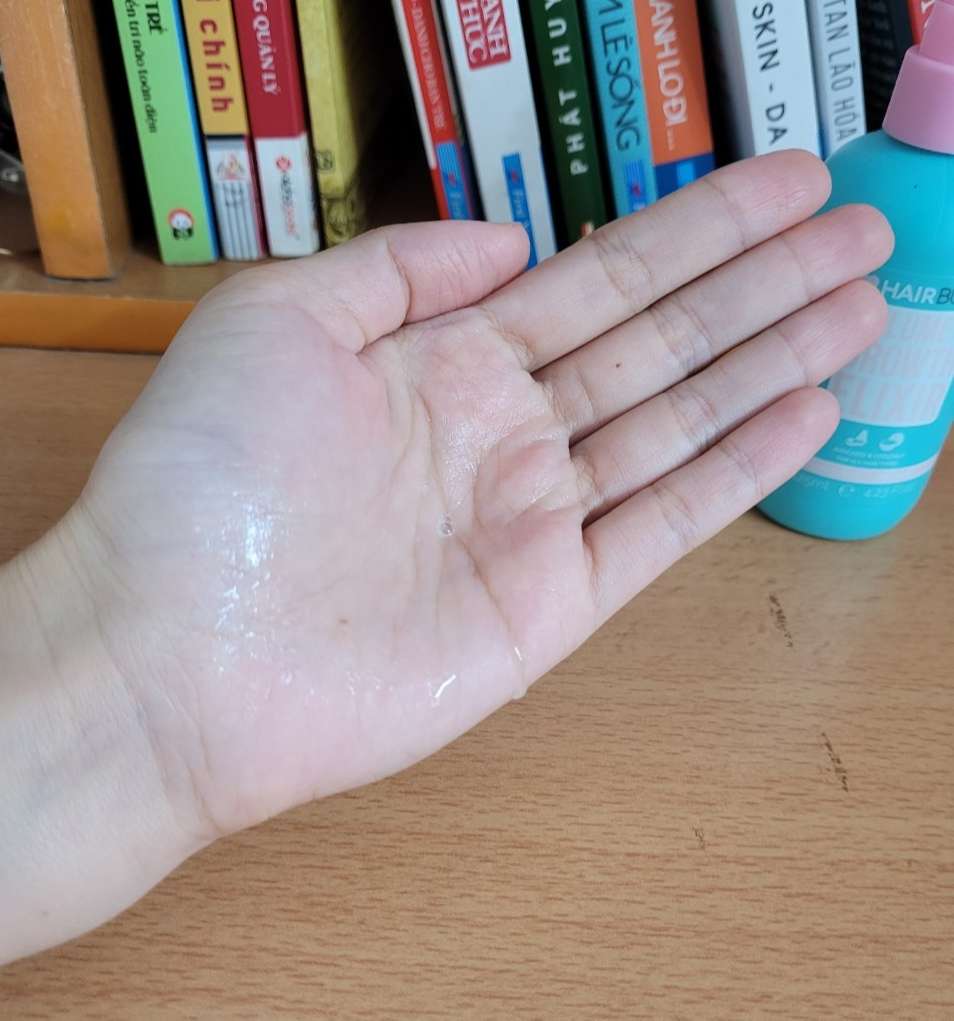 Cô nàng chia sẻ hành trình chấm dứt tình trạng hói đầu với xịt dưỡng tóc Hairburst từ bơ và dừa, mang lại mái tóc dày dặn hơn. Bài viết trên Lixibox Magazine còn review chi tiết về sản phẩm chăm sóc tóc hiệu quả này.