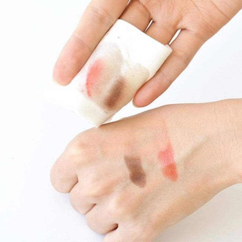 Bài viết review nước tẩy trang Chacott với khả năng tẩy trang cho da nhạy cảm, so sánh với Bioderma. Thực hiện kiểm tra hiệu quả trên da với lớp trang điểm còn lại, tìm hiểu xem nước tẩy trang nào tốt và tính năng dưỡng ẩm.