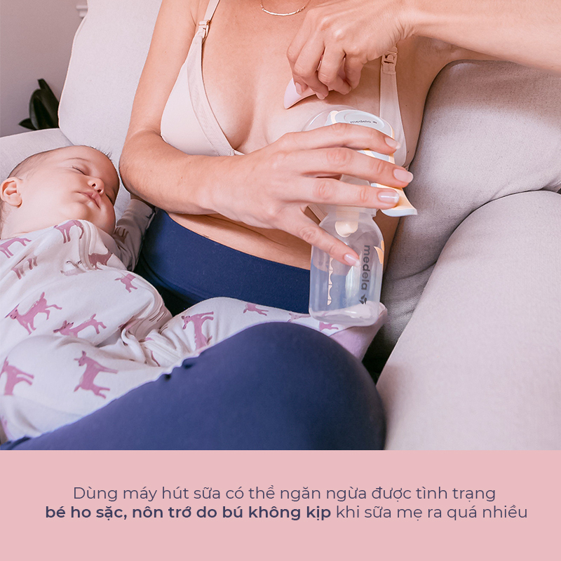 Mẹ đang sử dụng máy hút sữa để phòng ngừa tình trạng bé ho sặc, nôn trớ do bú không kịp khi sữa mẹ ra quá nhiều. Bài viết chia sẻ 5 mẹo hữu ích cho mẹ và bé, giúp khắc phục nôn trớ hiệu quả.