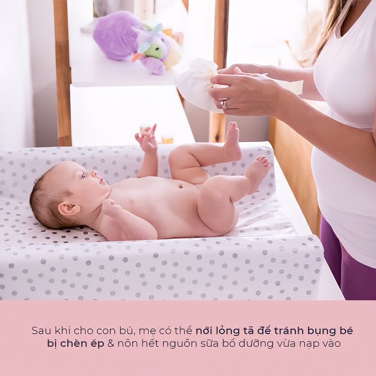 Mẹ đang chăm sóc bé sơ sinh sau khi cho bú, áp dụng một mẹo để giúp bé tránh tình trạng nôn trớ. Bài viết cung cấp 5 cách khắc phục bé nôn trớ, lý do và tác hại của việc nôn trớ ở trẻ, mẹ và bé cần chú ý chăm sóc để tránh thiếu hụt dinh dưỡng.