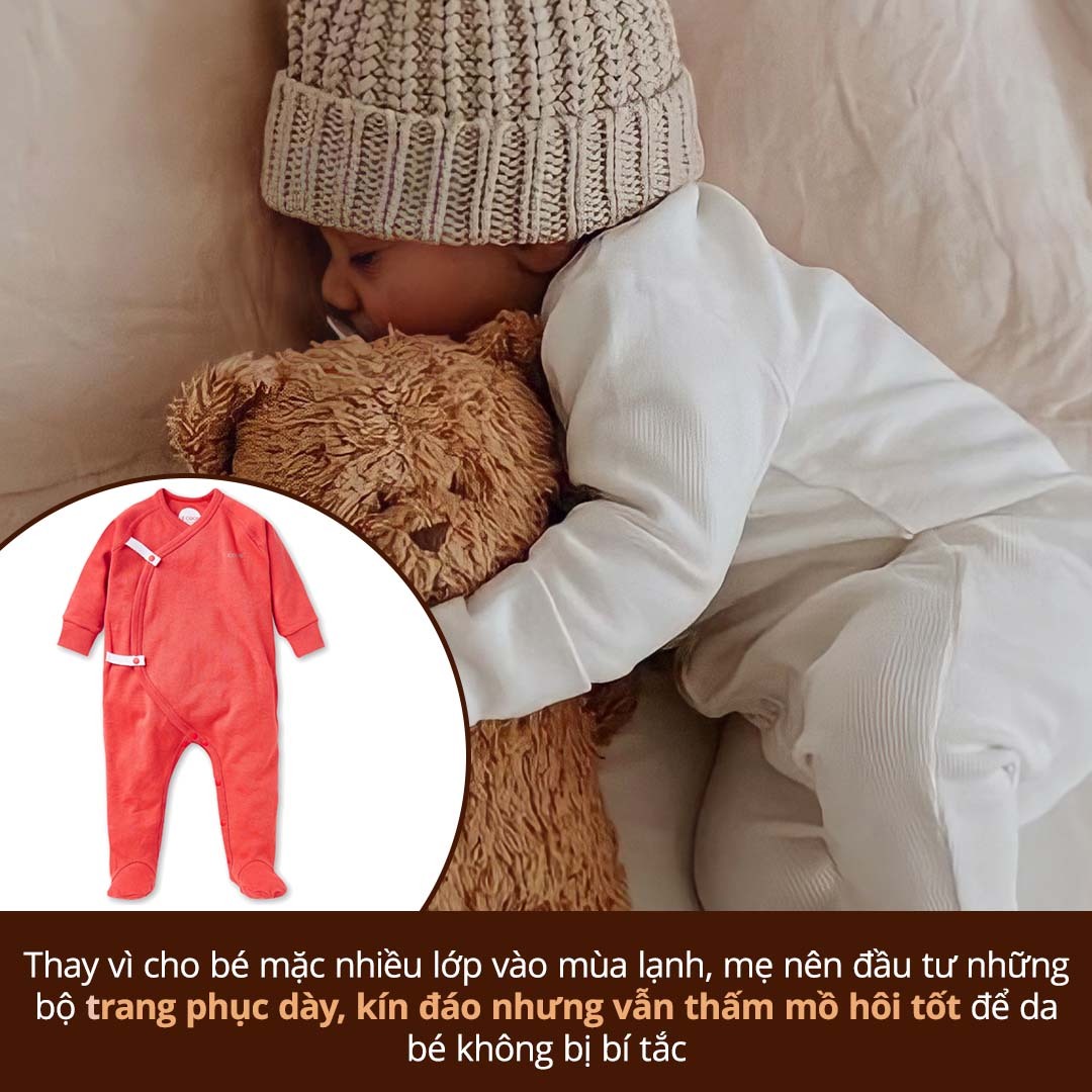 Mẹ nên lựa chọn trang phục ấm áp nhưng thông thoáng cho bé vào mùa lạnh để hạn chế tình trạng rôm sảy. Bài viết đề cập nguyên nhân và cách trị rôm sảy cho bé cùng 4 sai lầm thường mắc phải.
