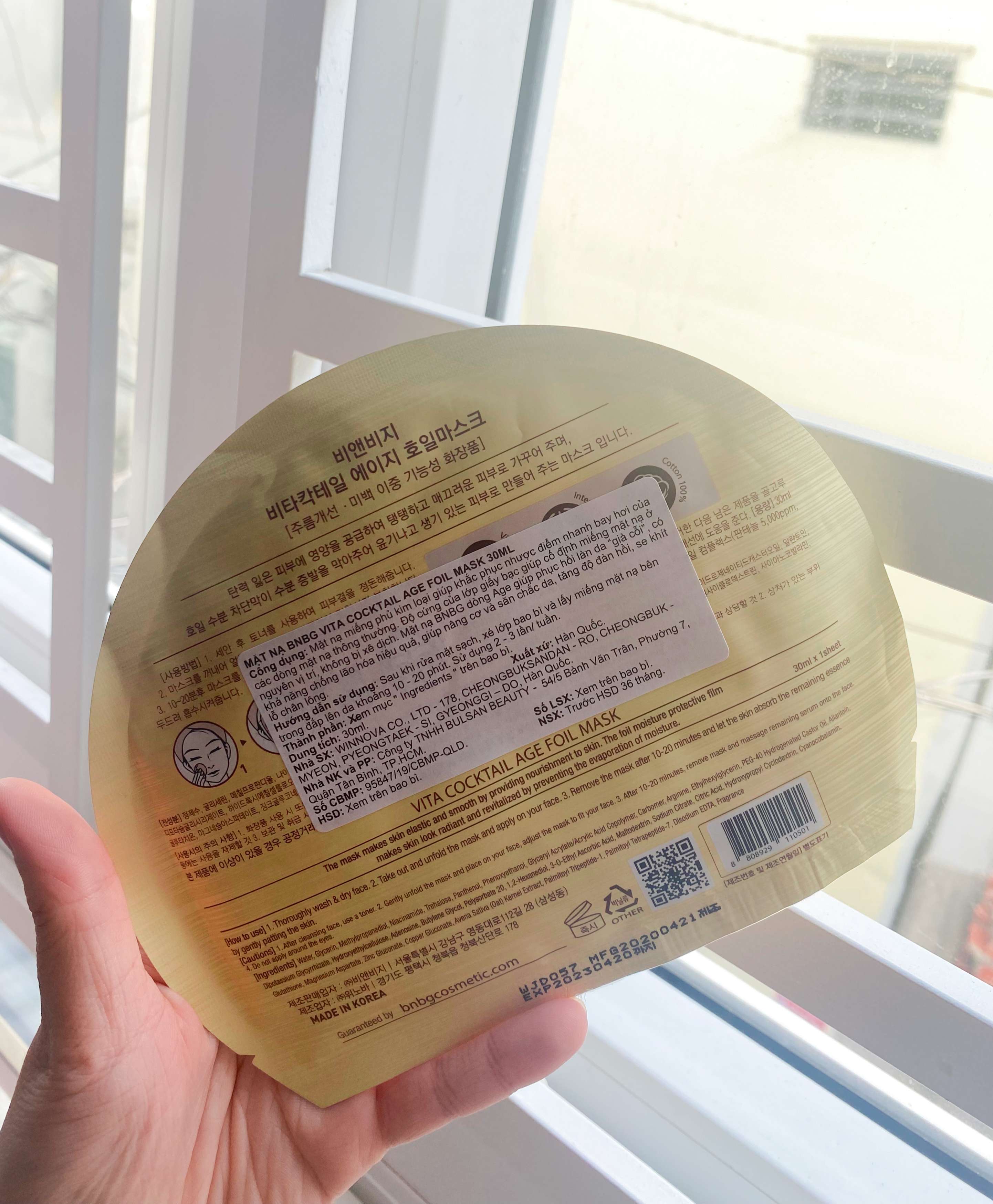 Mặt nạ BNBG Vita Cocktail Foil Mask màu vàng, sản phẩm skincare được đánh giá cao cho dịp Tết. Thiết kế mặt nạ thông minh, nổi bật với công dụng làm sáng và cấp ẩm, mang lại hiệu quả sử dụng ngoài mong đợi.