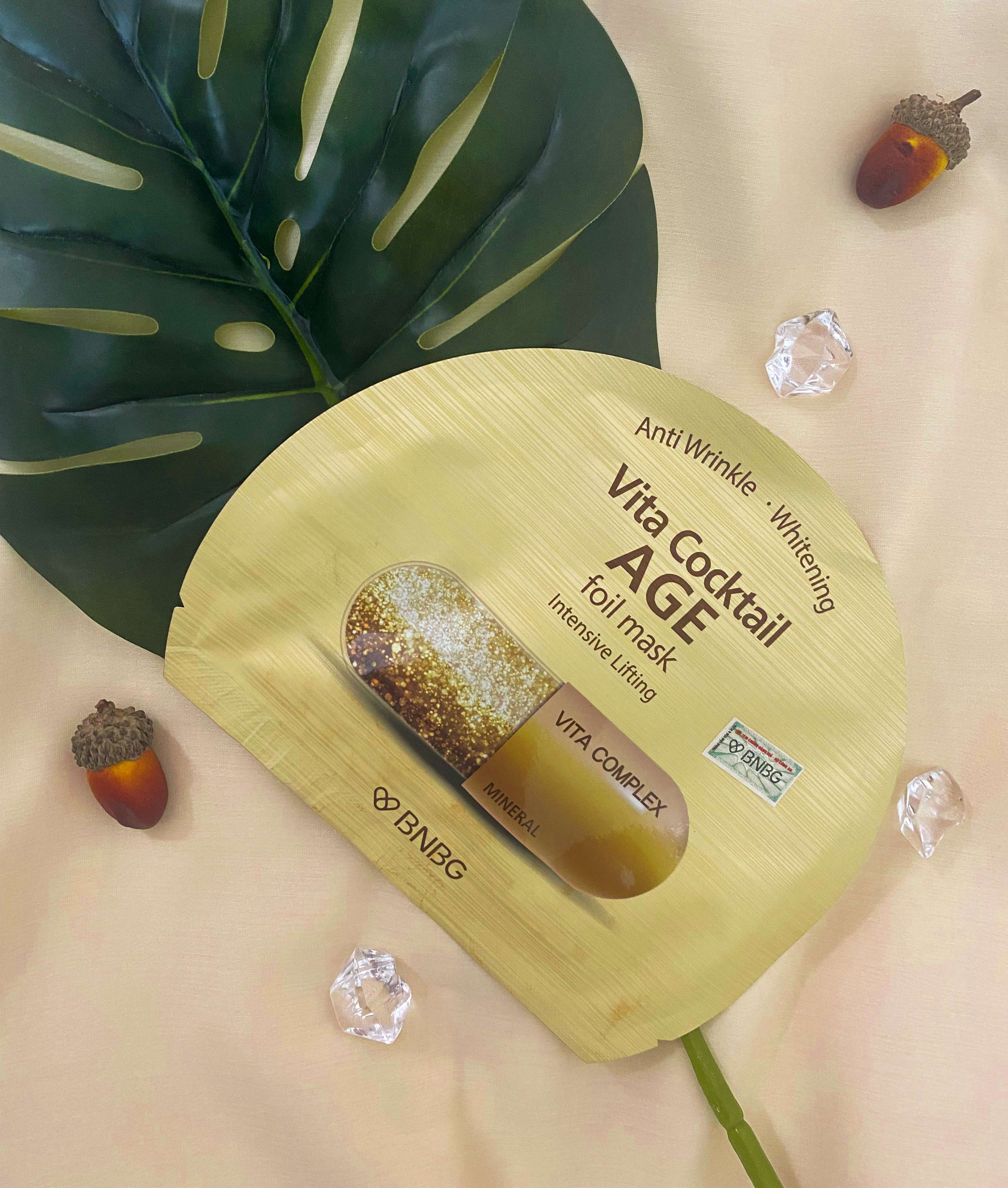 Mặt nạ BNBG Vita Cocktail Foil Mask màu vàng, giúp cải thiện da nhờ công thức Age Lifting. Sản phẩm dưỡng da này mang lại hiệu quả cao với khả năng cấp ẩm vượt trội. Khám phá mặt nạ giấy này qua bài review mỹ phẩm để xem mặt nạ Vita Cocktail có tốt không nhé!