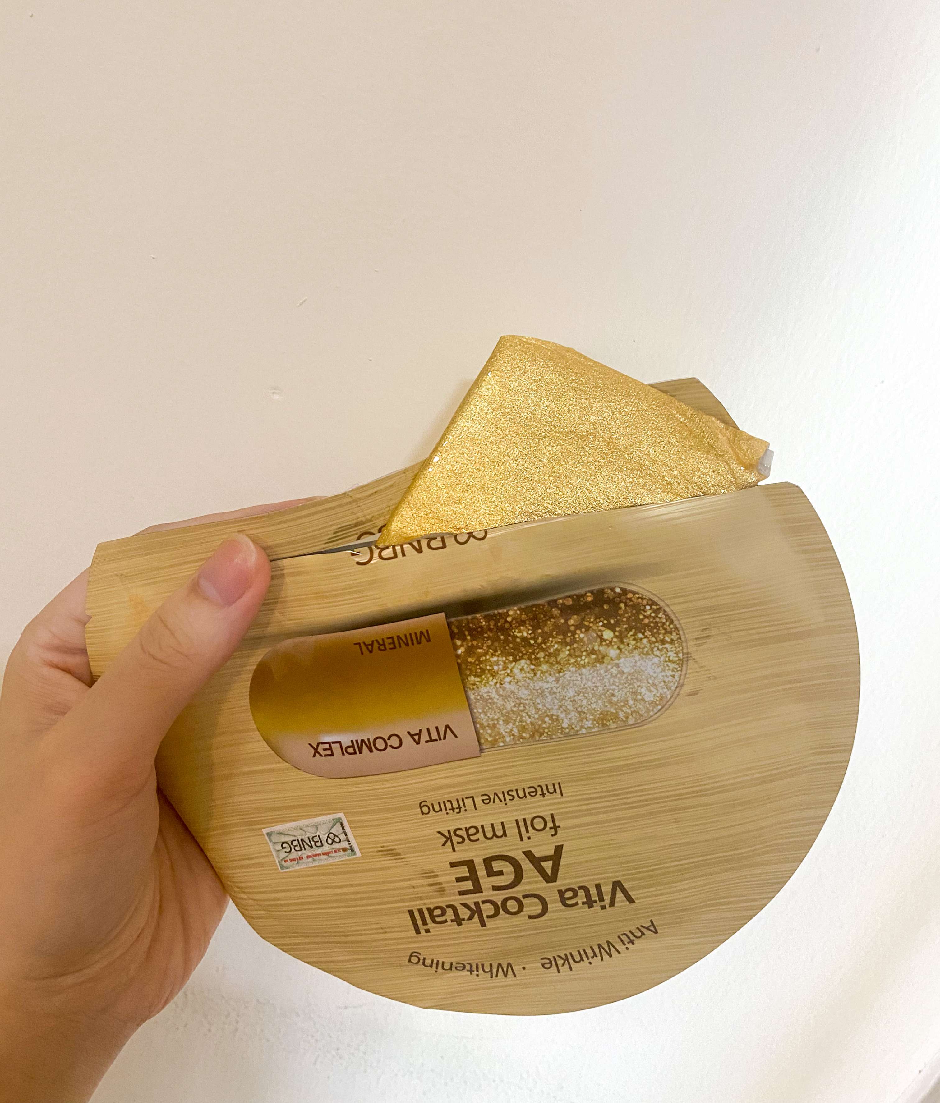 Cô nàng chỉ thêm mặt nạ BNBG Vita Cocktail Foil Mask vào skincare routine trước Tết, giúp da dẻ trở nên rạng rỡ. Review mỹ phẩm và hiệu quả của mặt nạ cấp ẩm này rất ấn tượng, đặc biệt với dòng sản phẩm Vita Cocktail.