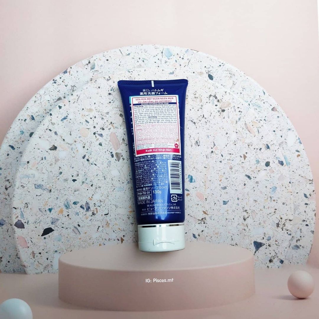 Sữa rửa mặt Hatomugi The Medicated Facial Foam từ Nhật Bản, giá dưới 100k giúp ngừa mụn, làm sáng da. Phù hợp cho da dầu mụn, một sản phẩm skincare lý tưởng cho chị em đang tìm kiếm review mỹ phẩm.