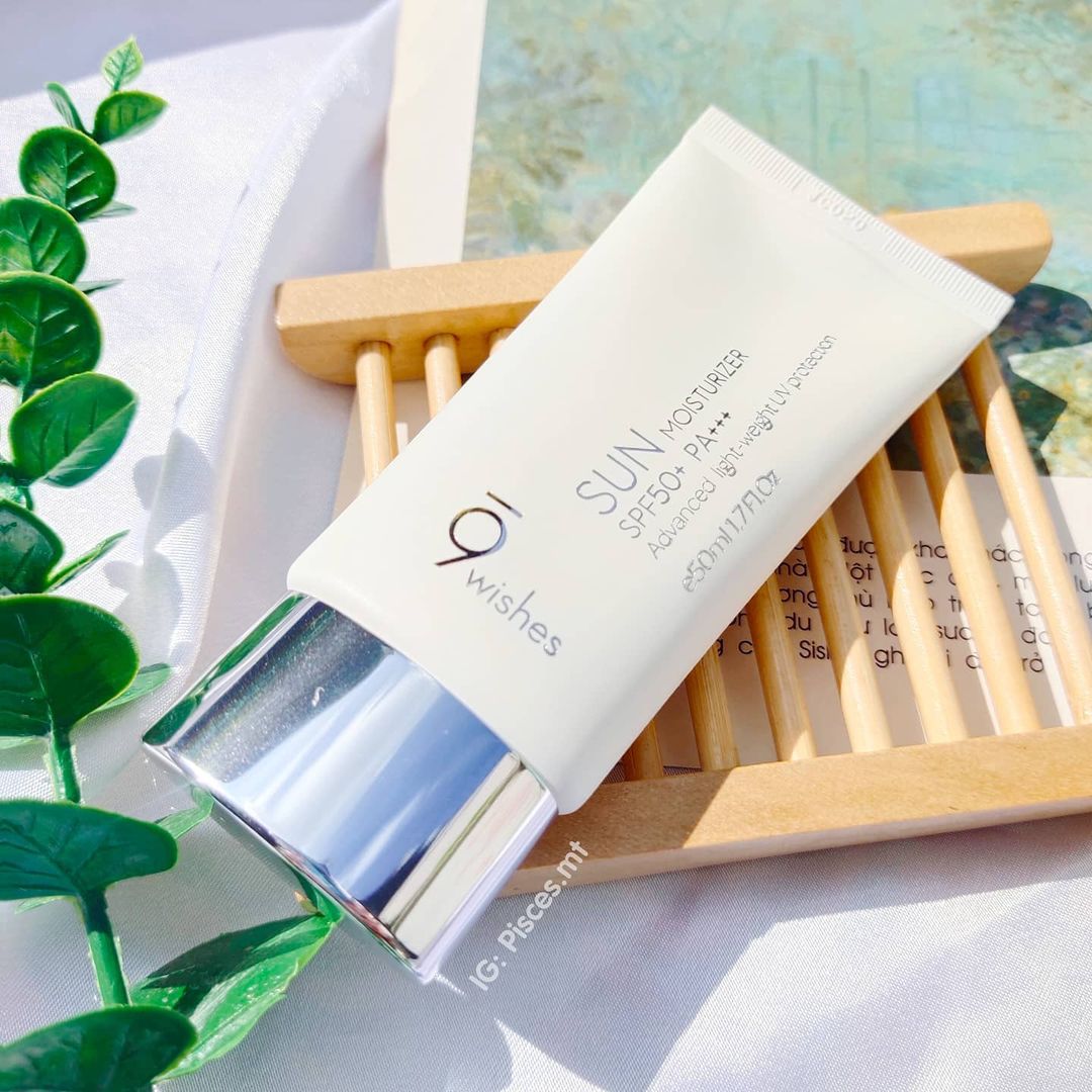 Kem chống nắng 9Wishes Sun Moisturizer SPF 50+ PA+++ với công thức kết hợp giữa vật lý và hóa học, giúp bảo vệ da hiệu quả, không để lại vệt trắng. Đây là sản phẩm cần thiết trong bộ dưỡng da của các chị em, và là lựa chọn hoàn hảo cho mùa hè.