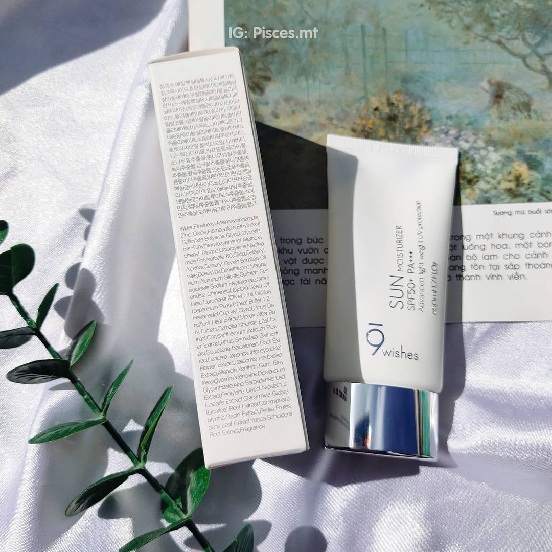 Tìm hiểu kem chống nắng 9Wishes Sun Moisturizer SPF 50+ PA+++ với chất lượng tốt, kết hợp giữa thành phần vật lý và hóa học, bảo vệ da khỏi tác hại từ tia UV, phù hợp với tiêu chí lựa chọn kem chống nắng của phái đẹp.