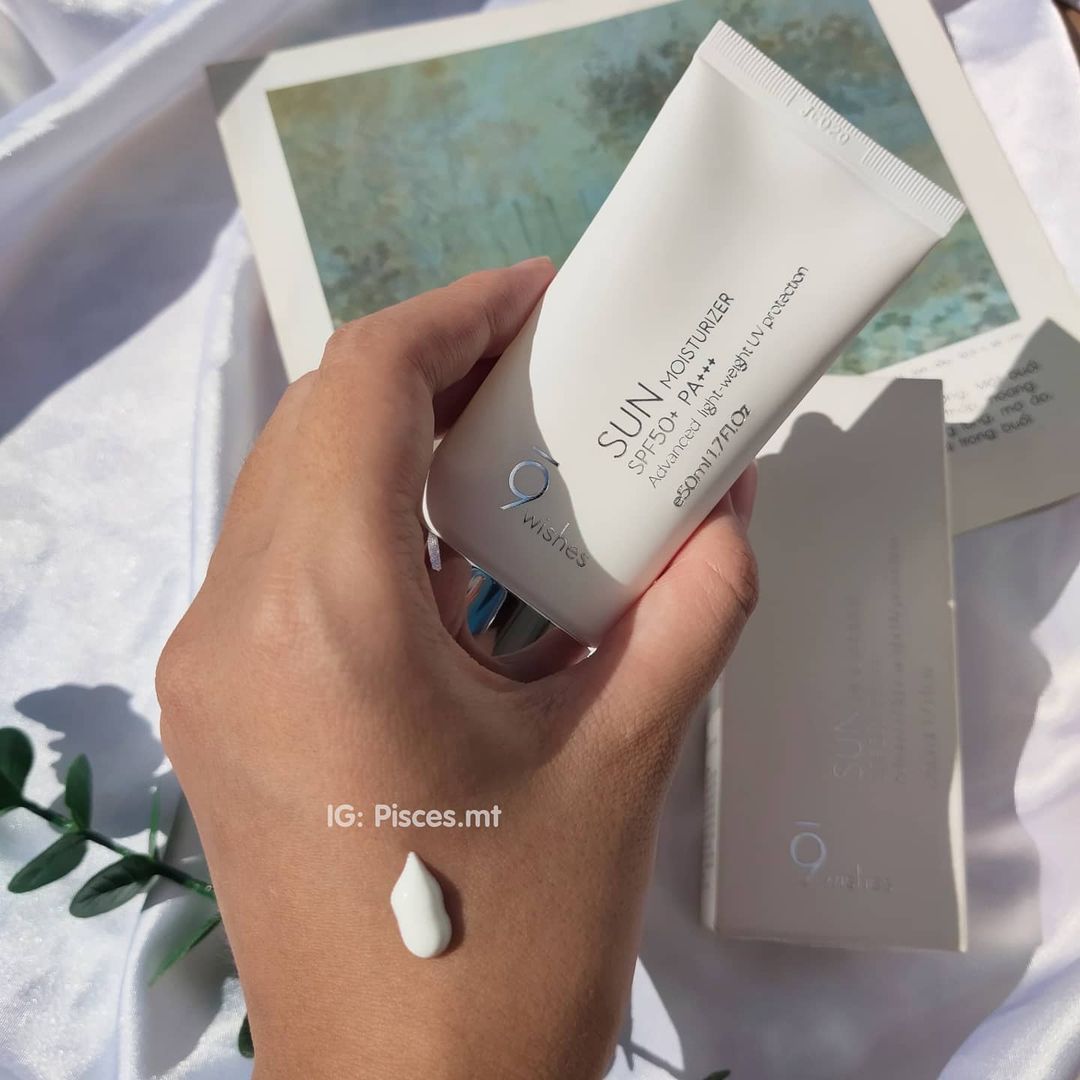 Kem chống nắng 9Wishes Sun Moisturizer SPF 50+ PA+++ được cầm trên tay, thể hiện ưu điểm của sản phẩm kết hợp giữa kem chống nắng vật lý và hóa học, cung cấp khả năng bảo vệ da tối ưu, nhẹ nhàng và không để lại vệt trắng.