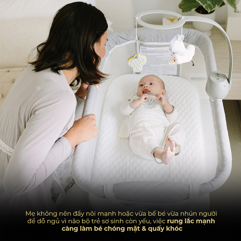 Mẹ không nên đẩy nôi mạnh hoặc vừa bé vừa nhún người để dỗ ngủ vì nào bộ trẻ sơ sinh còn yếu, việc rung lắc mạnh càng làm bé chống mặt & quấy khóc. Đừng để dỗ con ngủ thành một “trận chiến” đầy mệt mỏi nếu bố mẹ mắc 5 sai lầm sau.