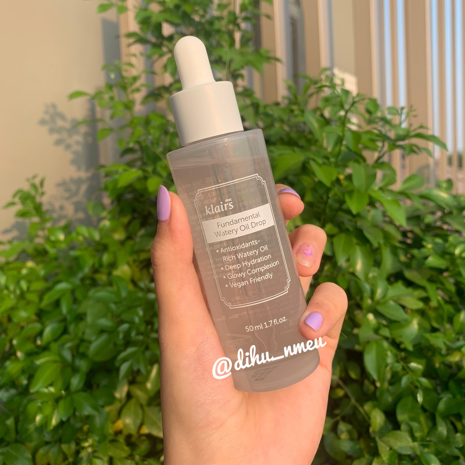 Cận cảnh Tinh Dầu Dưỡng Ẩm Sâu Chiết Xuất Trà Xanh Klairs Fundamental Watery Oil Drop, sản phẩm serum cấp ẩm và phục hồi dành cho da dầu. Thiết kế bao bì bắt mắt, thư giãn ánh sáng tự nhiên.
