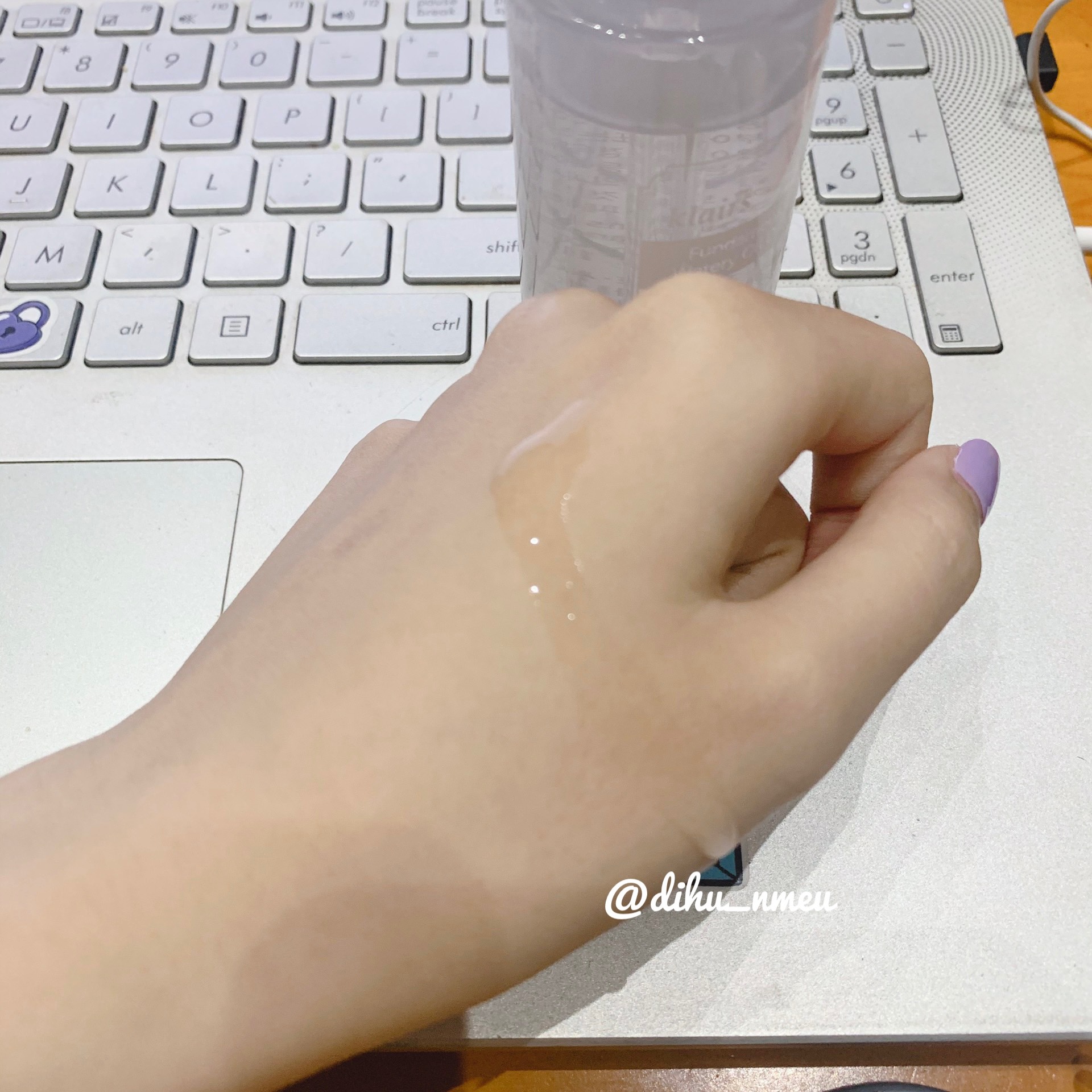 Bàn tay với giọt Tinh Dầu Dưỡng Ẩm Sâu Chiết Xuất Trà Xanh Klairs Fundamental Watery Oil Drop đang chạm vào bàn phím máy tính. Bài viết review mỹ phẩm này giúp cô nàng da dầu hiểu hơn về serum cấp ẩm, serum phục hồi từ nhà Klairs.