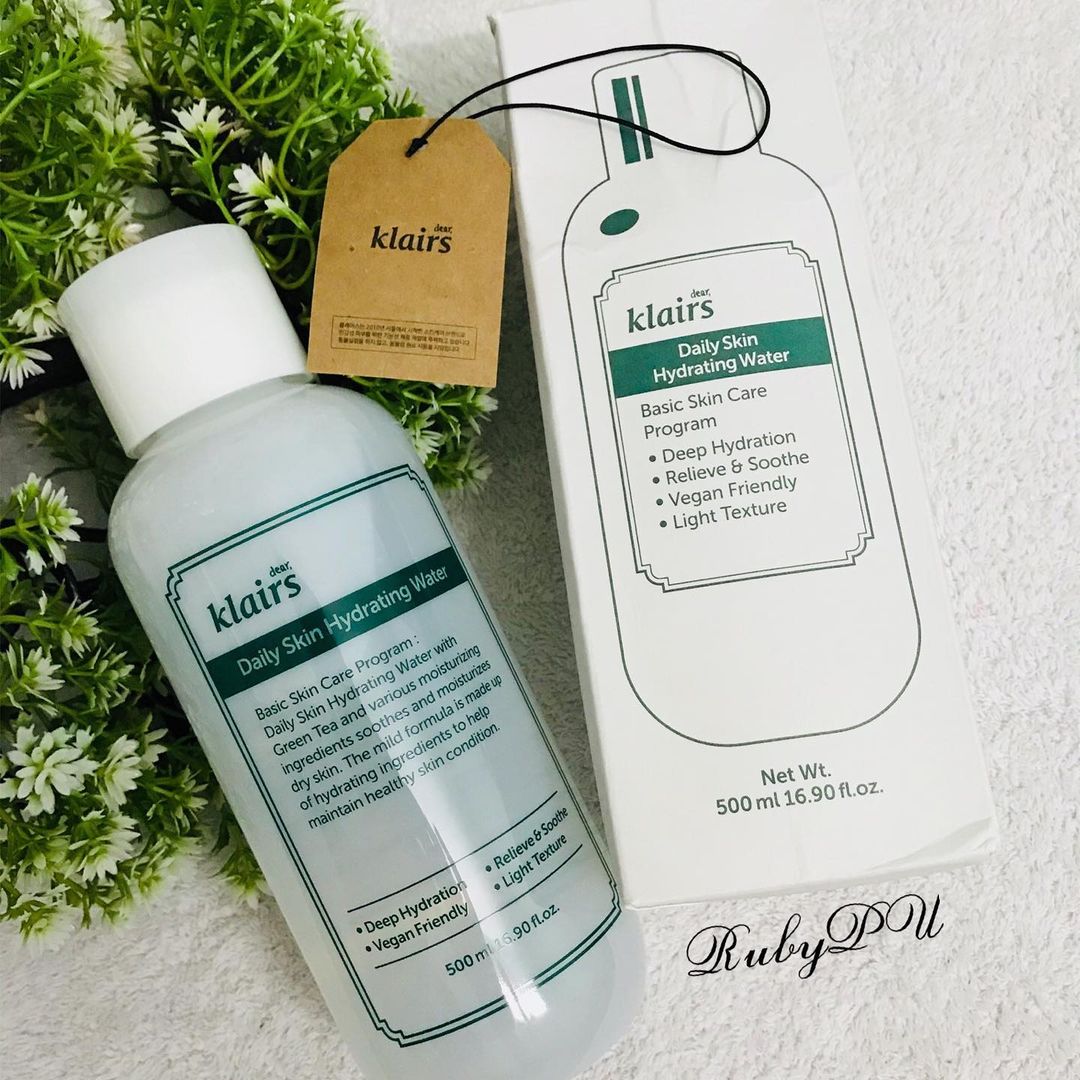 Toner Klairs Daily Skin Hydrating Water có khả năng cấp ẩm vượt trội cho da nhạy cảm và da khô, với dung tích 500ml, sử dụng lâu dài lên đến 6 tháng. Khám phá review mỹ phẩm và hiệu quả của toner này cho làn da bạn.