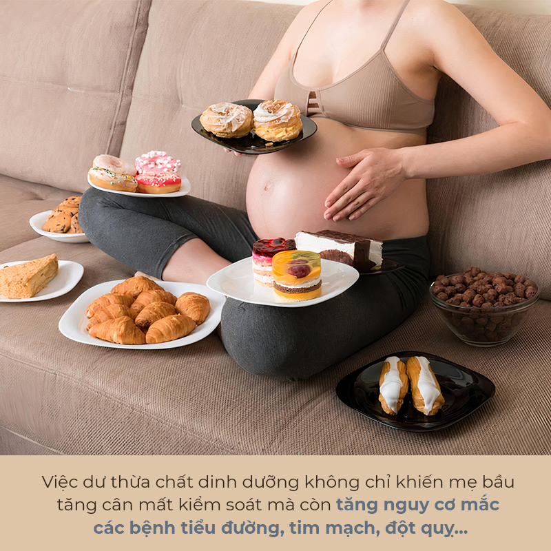 Bà bầu ngồi trên ghế sofa, ôm bụng bầu, xung quanh là nhiều món ăn ngọt và bánh kẹo. Bài viết tập trung vào 5 sai lầm phổ biến về dinh dưỡng thai kỳ, cảnh báo mối nguy khi mẹ không kiểm soát chế độ ăn uống, góp phần làm cha mẹ nắm vững dinh dưỡng cho mẹ và bé.