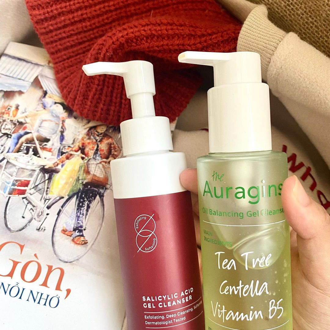 Bài viết so sánh hai dòng gel rửa mặt cho da dầu mụn: The Auragins Oil Balancing Gel Cleanser và Salicylic Acid Gel Cleanser. Đánh giá hiệu quả và giá cả của hai sản phẩm, từ góc nhìn review mỹ phẩm.