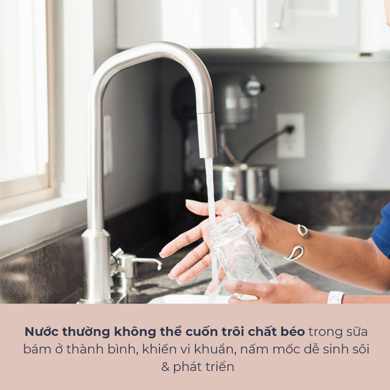 Mẹ và bé: Nước thường không thể cuốn trôi chất béo bám ở thành bình, khiến vi khuẩn, nấm mốc dễ sinh sôi & phát triển. Vệ sinh bình sữa đúng cách giúp bé yêu khỏe mạnh.