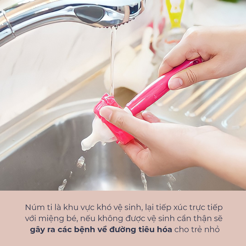 Núm ti là khu vực khó vệ sinh, lại tiếp xúc trực tiếp với miệng bé. Nếu không được vệ sinh cẩn thận sẽ gây ra các bệnh về đường tiêu hóa cho trẻ nhỏ. Bài viết hướng dẫn mẹ và bé cách vệ sinh bình sữa an toàn và hiệu quả.