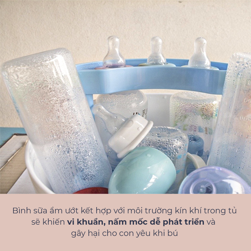 Bình sữa ẩm ướt kết hợp với môi trường kín khí trong tủ sẽ khiến vi khuẩn, nấm mốc dễ phát triển và gây hại cho con yêu khi bú. Mẹ cần chăm sóc bé và vệ sinh bình sữa đúng cách để đảm bảo sức khỏe.