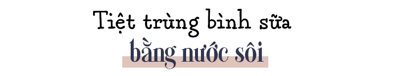 Tiệt trùng bình sữa bằng nước sôi. Nội dung liên quan đến mẹ và bé, vệ sinh bình sữa, máy tiệt trùng bình sữa, chăm sóc bé để tránh các vấn đề tiêu hóa cho trẻ nhỏ.
