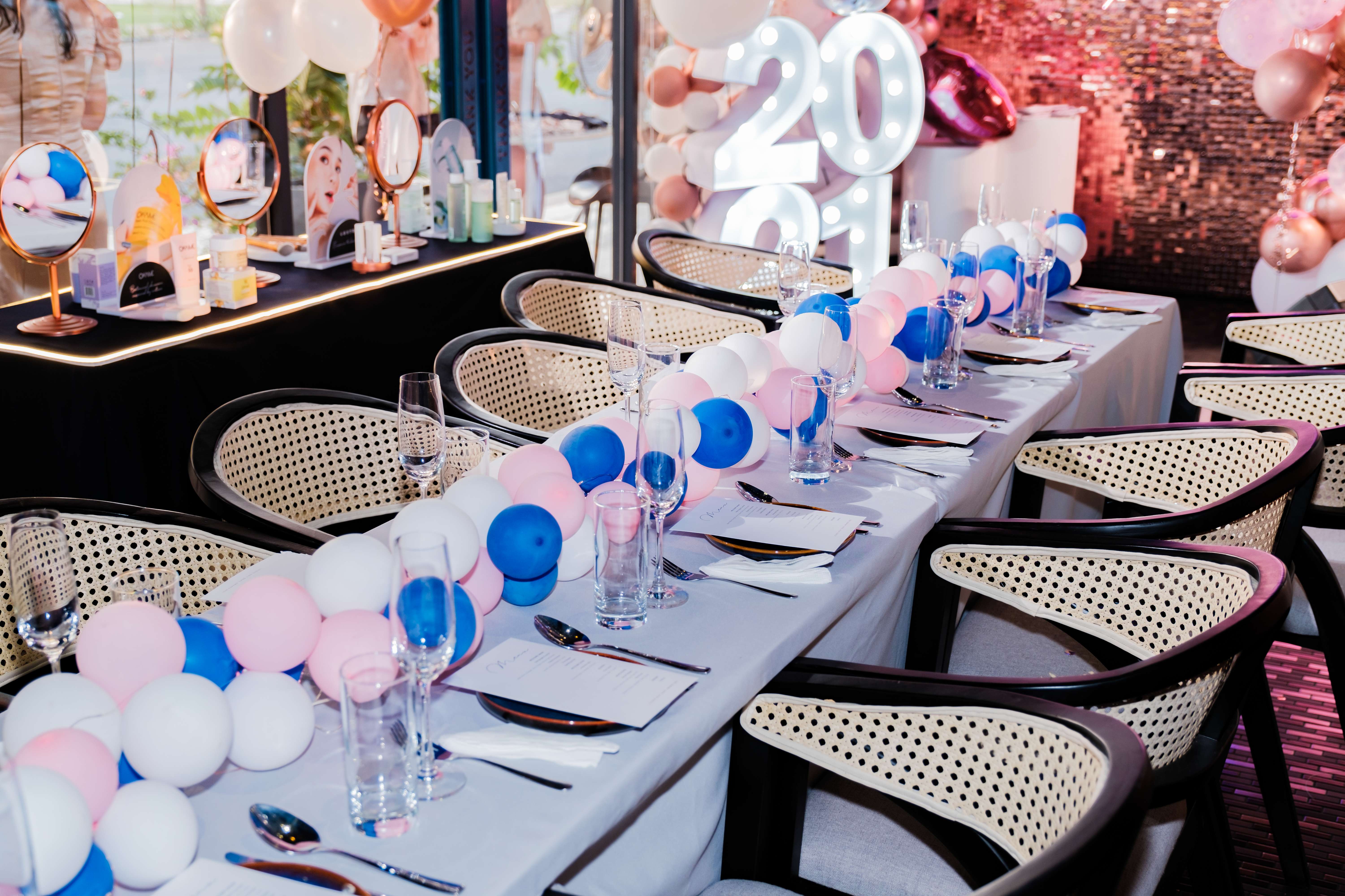 Bữa tiệc Lixibox Holy Grail Awards 2021 với không gian sang trọng, các sản phẩm làm đẹp được trưng bày nổi bật, cầu nối giữa Beauty Blogger, Makeup Artist. Chia sẻ những sản phẩm dưỡng da, trang điểm yêu thích nhất trong năm 2021.