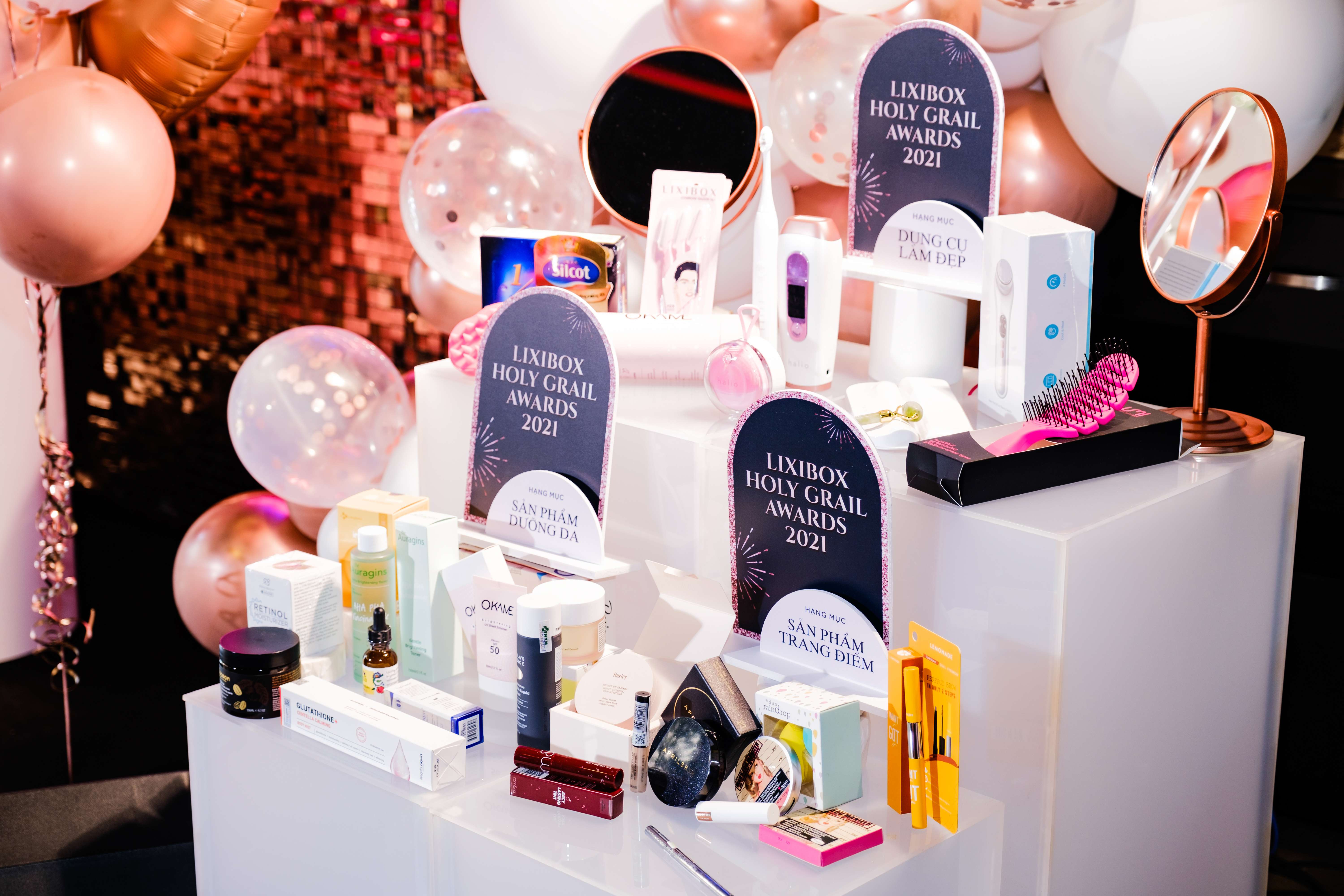 Lixibox Holy Grail Awards 2021, tập hợp những sản phẩm dưỡng da và trang điểm được yêu thích nhất, giới thiệu tại buổi tiệc sang trọng diễn ra vào ngày 15/1, với sự tham gia của các beauty blogger, makeup artist, và tiktoker nổi tiếng.