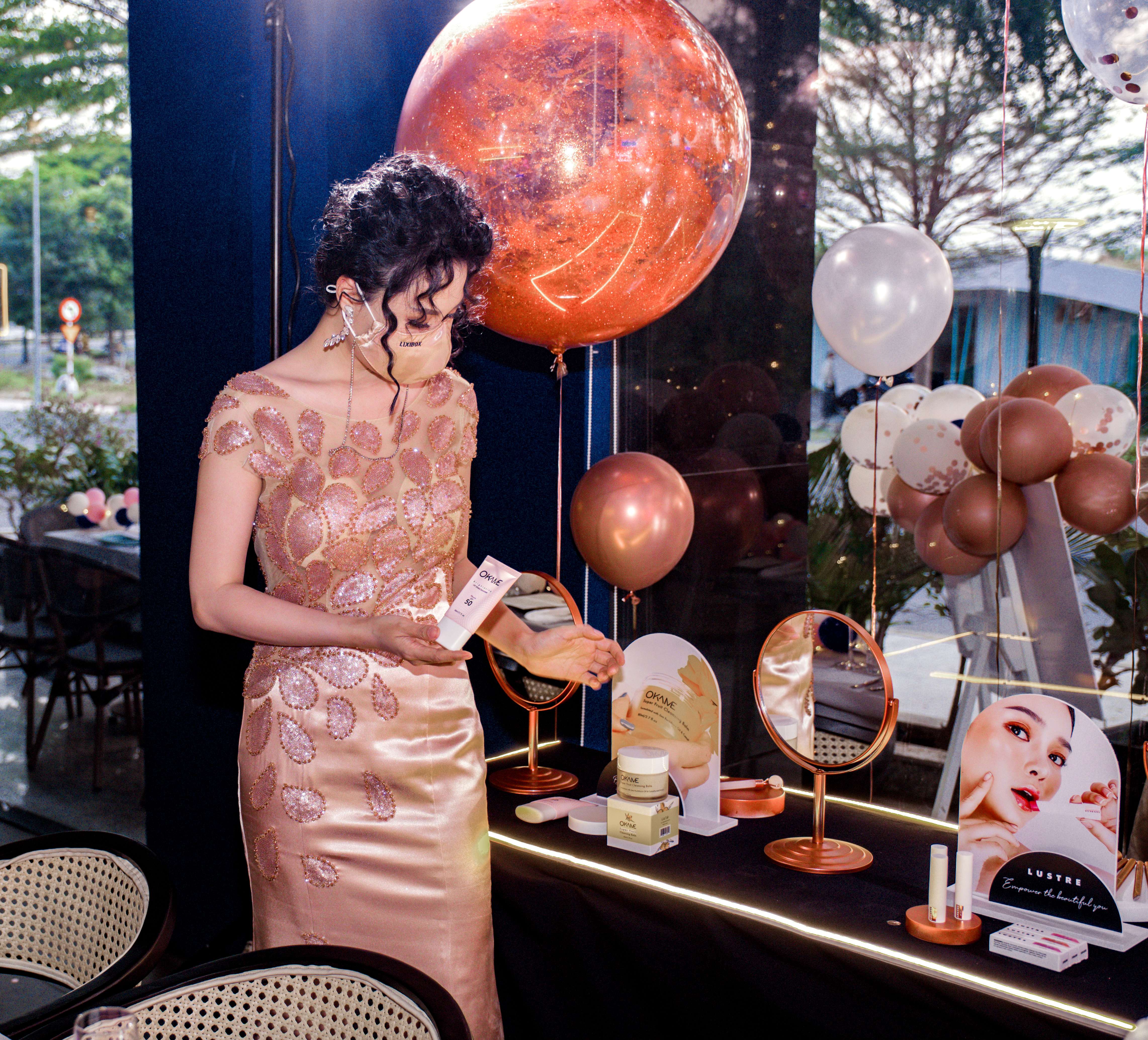 Đêm tiệc Lixibox Holy Grail Awards 2021 tại The Coastal Cali với khách mời nổi tiếng chia sẻ về sản phẩm dưỡng da được yêu thích nhất, sản phẩm làm đẹp tốt nhất và xu hướng mới trong lĩnh vực làm đẹp.