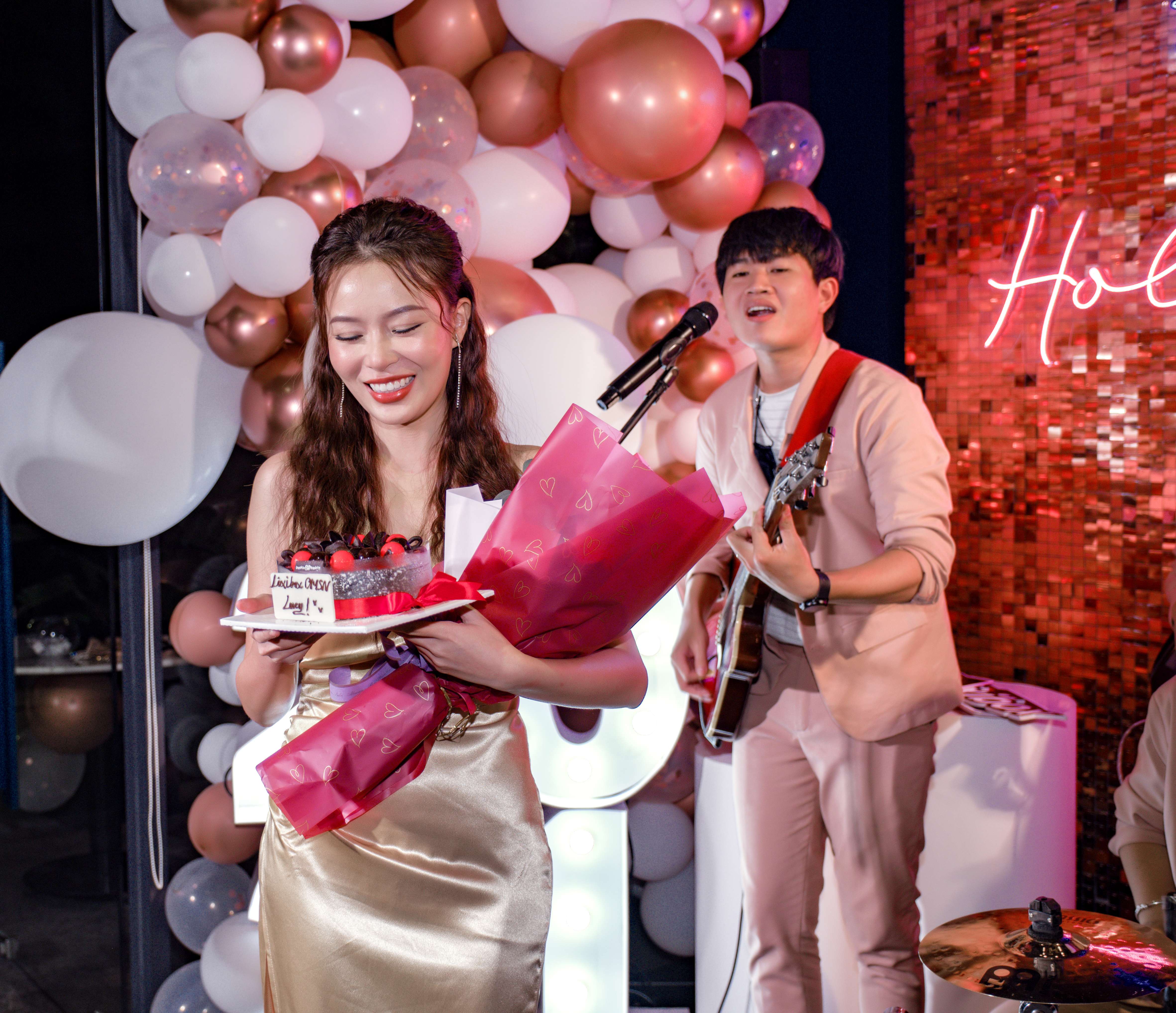 Đêm Lixibox Holy Grail Awards 2021 diễn ra tại The Coastal Cali, với khách mời là Beauty Blogger, Makeup Artist và Tiktoker nổi tiếng, mang đến không khí hoành tráng và nhiều sản phẩm làm đẹp nổi bật. Sản phẩm dưỡng da và trang điểm được yêu thích nhất năm 2021 cũng đã được vinh danh.