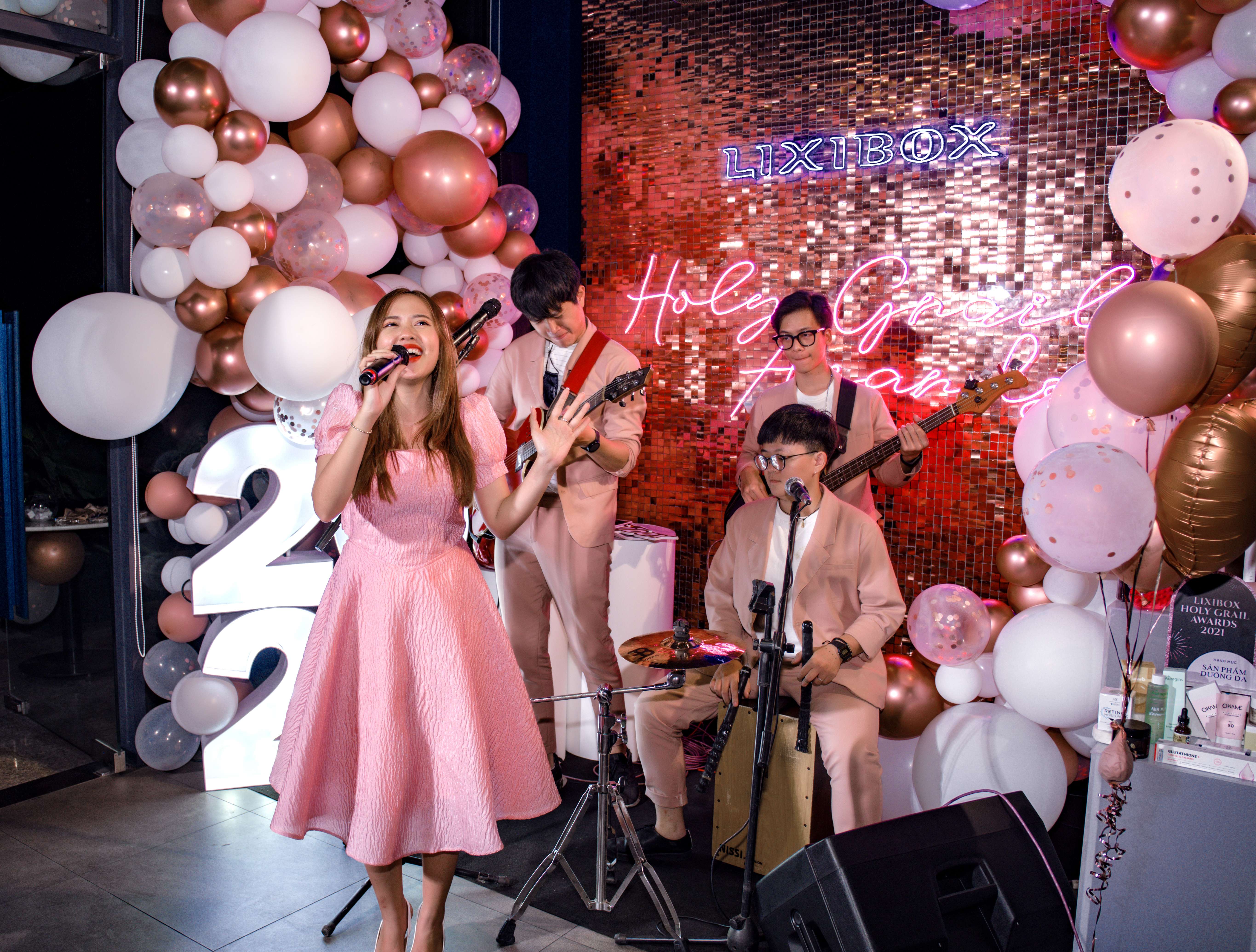 Lixibox Holy Grail Awards 2021, không khí tiệc tối sang trọng với ca sĩ trình diễn và ban nhạc. Khách mời nổi bật là Beauty Blogger, Makeup Artist, Tiktoker chia sẻ về sản phẩm làm đẹp, chăm sóc da chất lượng trong năm qua.