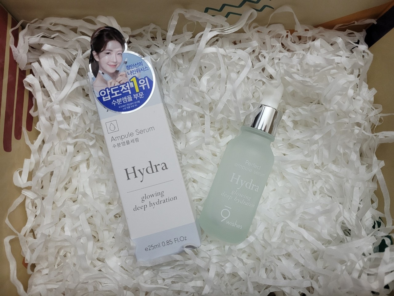Serum 9Wishes Hydra Skin Ampoule chứa 15000mg Hyaluronic Acid giúp cấp ẩm cho da khô vào mùa lạnh, review về sản phẩm này từ người dùng da hỗn hợp thiên dầu, chia sẻ hiệu quả và mức giá hợp lý dưới 200k.