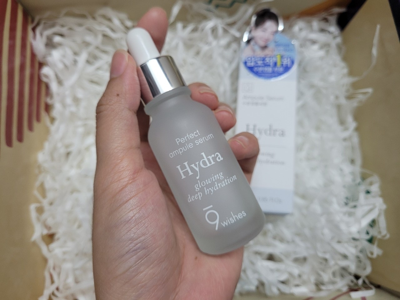9Wishes Hydra Skin Ampoule Serum chứa 15000mg Hyaluronic Acid, giải pháp cho làn da khô vào mùa lạnh. Được nhiều người dùng yêu thích, sản phẩm hứa hẹn sẽ cải thiện tình trạng da khô ráp, giúp da ẩm mượt, mềm mại hơn. Tham khảo đánh giá về serum 9wishes cho da khô để biết thêm chi tiết.