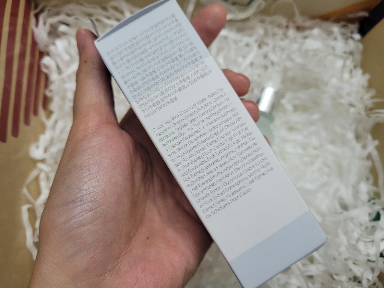 Serum 9Wishes Hydra Skin Ampoule chứa 15000mg Hyaluronic Acid, được đánh giá cao cho da khô vào mùa lạnh. Những người dùng có làn da hỗn hợp thiên dầu tìm kiếm sản phẩm cấp ẩm hiệu quả sẽ thấy đây là giải pháp hữu ích. Khám phá review mỹ phẩm và trải nghiệm của người dùng với serum cho da khô này.