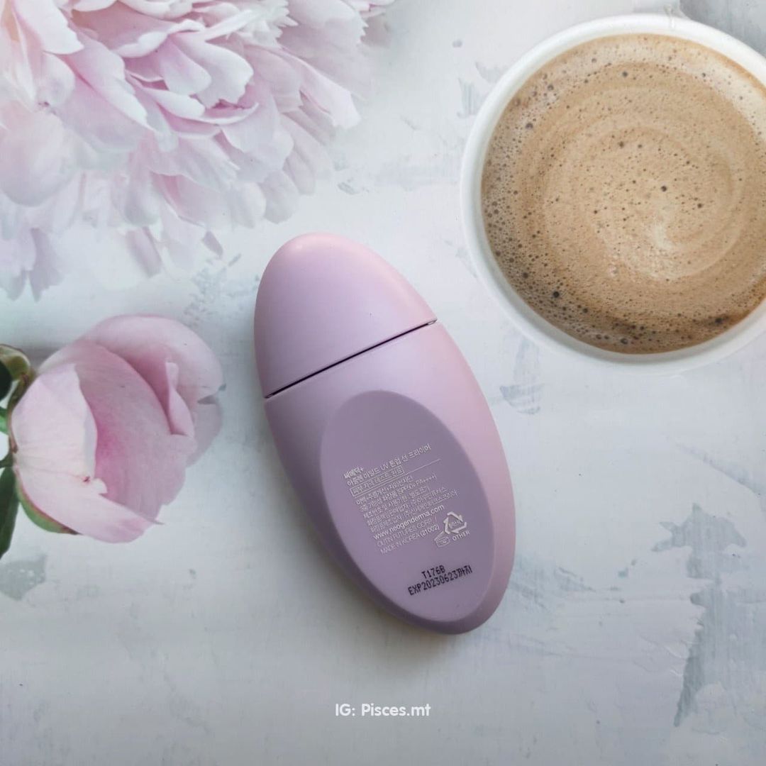 Kem chống nắng Sur.Medic với thiết kế hiện đại trên nền bàn bạc và hoa peony hồng. Bài viết khám phá hiệu quả của kem chống nắng vật lý, liệu có tốt hơn kem hóa học cho da nhạy cảm? Nhấn mạnh review mỹ phẩm, review kem chống nắng Sur Medi và trải nghiệm của người dùng.