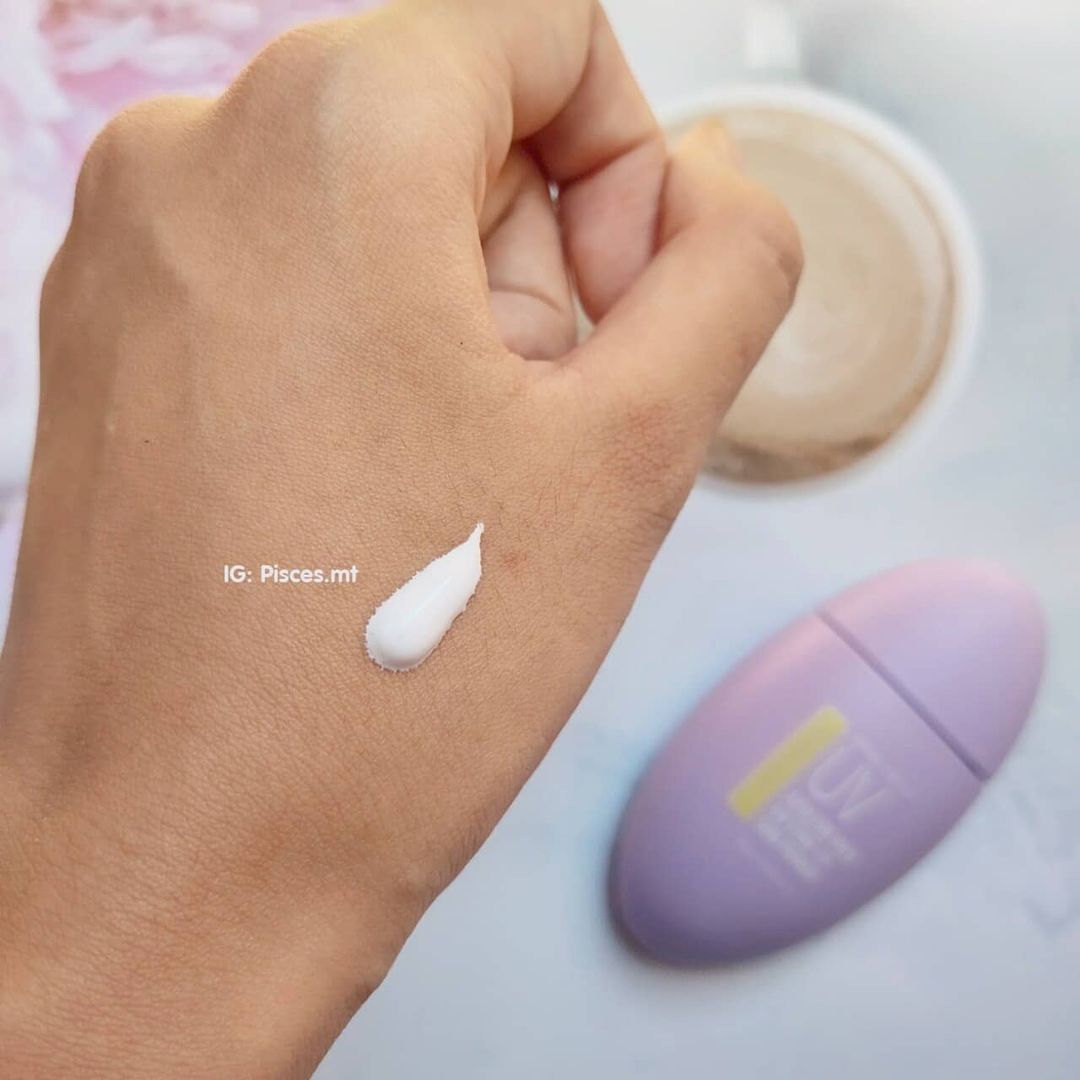 Kem chống nắng vật lý của Sur.Medic được thử nghiệm trên da, lộ diện kết cấu mịn màng. Bài viết bàn về kem chống nắng Sur Medic có tốt không, cùng với những vấn đề liên quan đến kích ứng da và review mỹ phẩm.