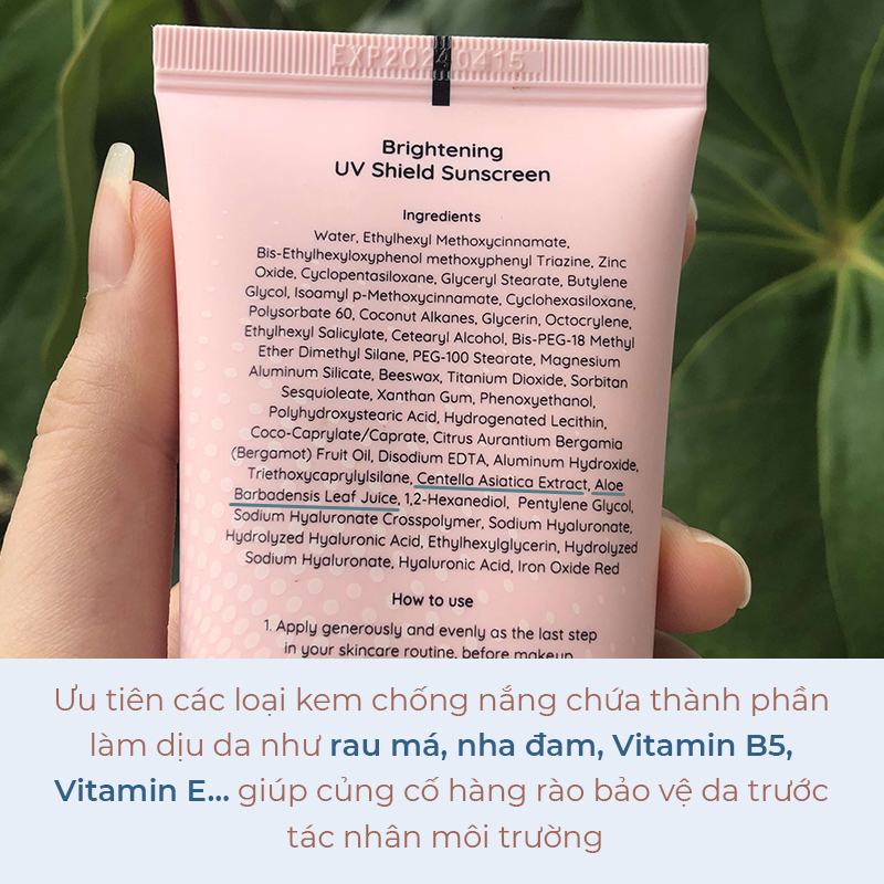 Bài viết bàn về việc sử dụng kem chống nắng trẻ em cho da nhạy cảm, nêu rõ tầm quan trọng của sản phẩm lành tính và các thành phần như rau má, nha đam, Vitamin B5, Vitamin E giúp bảo vệ da trước tác nhân môi trường.