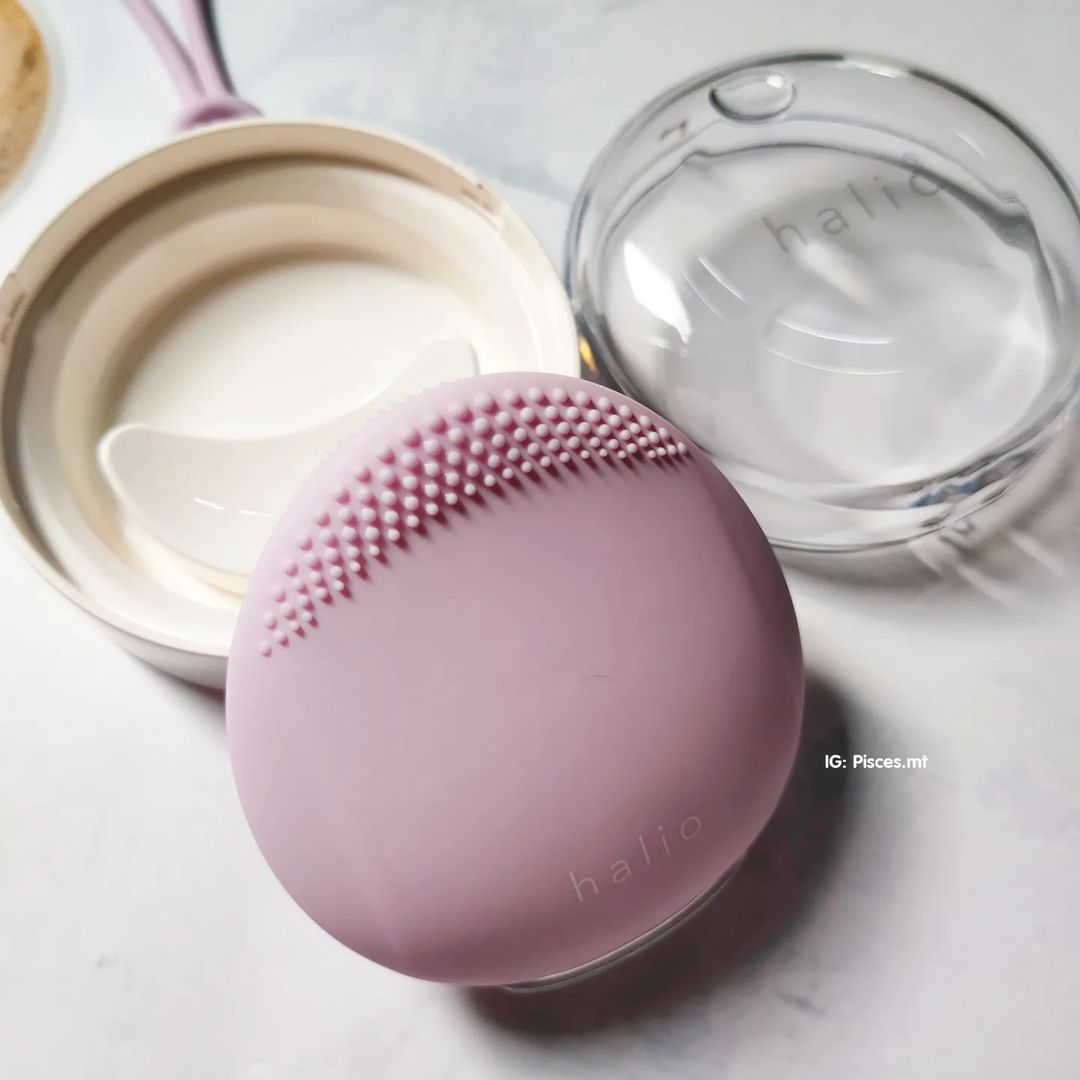 Máy rửa mặt Halio Sensitive màu Purple Rain, một sản phẩm lý tưởng cho da nhạy cảm, giúp làm sạch da đến 99,5%. Thích hợp với những ai yêu thích skincare và đang tìm kiếm giải pháp cho làn da nhạy cảm của mình.