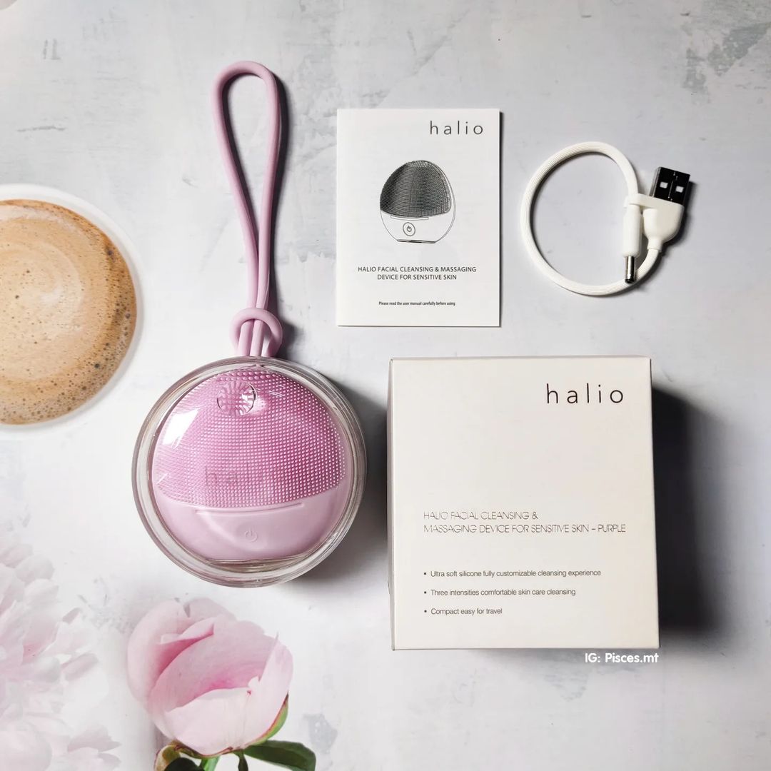 Máy rửa mặt Halio Sensitive màu Purple Rain với thiết kế nhỏ gọn, thích hợp cho da nhạy cảm, đem đến trải nghiệm làm sạch da hiệu quả 99,5%. Bài review mỹ phẩm mới nhất về công dụng và trải nghiệm sử dụng nhé!