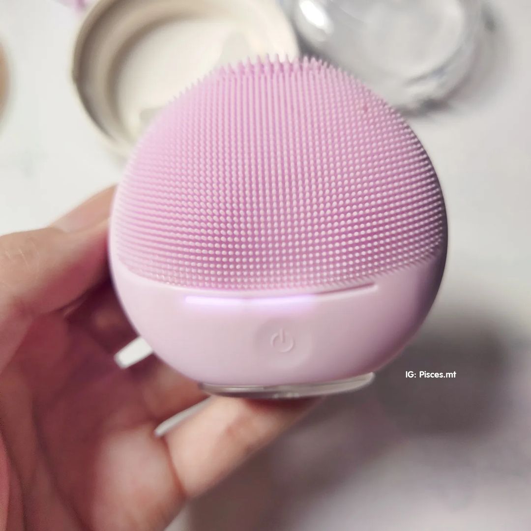 Máy rửa mặt Halio Sensitive màu tím mới, thích hợp cho da nhạy cảm, giúp làm sạch da đến 99,5%. Bài review mỹ phẩm chi tiết về sản phẩm này sẽ giúp các nàng có thêm thông tin hữu ích cho việc chăm sóc da nhạy cảm.