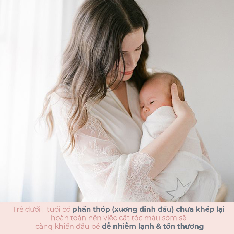 Trẻ dưới 1 tuổi có phần thóp (xương đỉnh đầu) chưa khép lại hoàn toàn, nên việc cắt tóc máu sớm sẽ càng khiến đầu bé dễ nhiễm lạnh & tổn thương. Tìm hiểu thêm về cắt tóc cho trẻ sơ sinh.