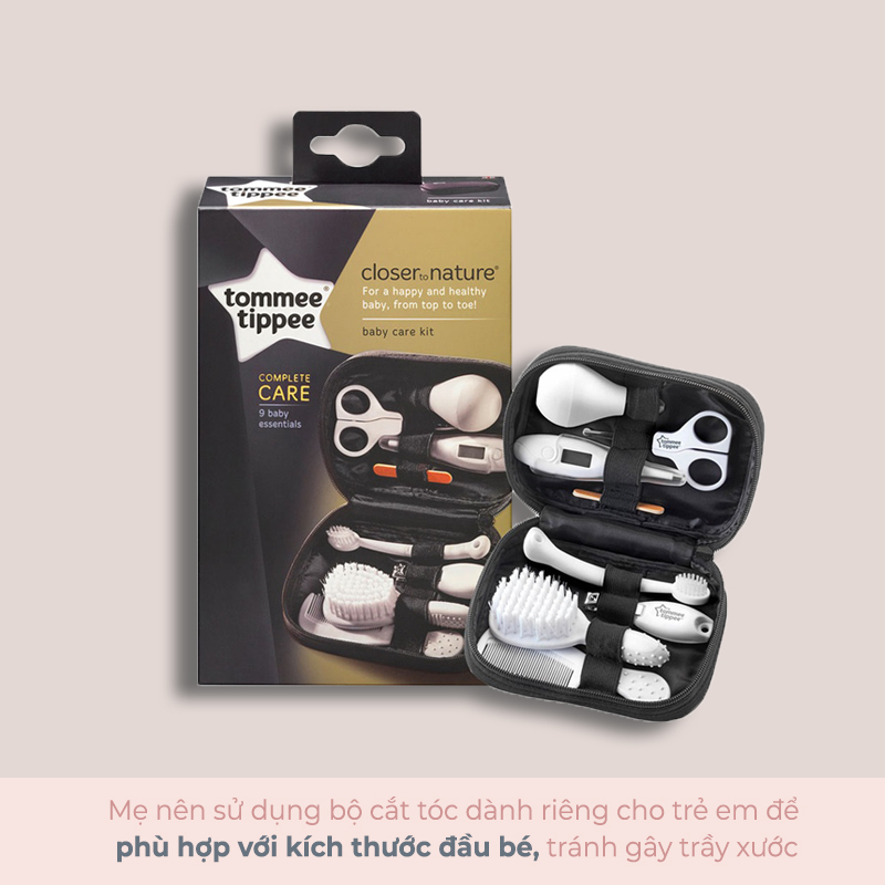 Bộ cắt tóc cho trẻ sơ sinh từ Tommee Tippee, bao gồm 9 dụng cụ dưỡng tóc. Mẹ nên sử dụng bộ dụng cụ này phù hợp với kích thước đầu bé, tránh gây tổn thương.