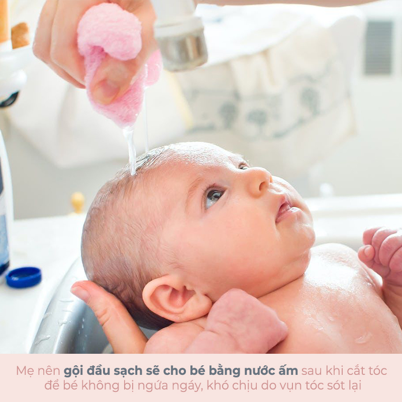 Mẹ nên gội đầu sạch sẽ cho bé bằng nước ấm sau khi cắt tóc để bé không bị ngứa ngáy, khó chịu do vựn tóc sót lại. Bài viết đề cập đến việc cắt tóc máu cho trẻ sơ sinh và những lưu ý cần thiết cho mẹ và bé.