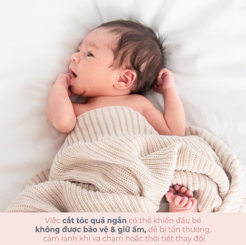 Cắt tóc máu cho trẻ sơ sinh có thể khiến đầu bé không được bảo vệ & giữ ấm, dễ bị tổn thương khi tiếp xúc với môi trường. Bài viết giải thích quan điểm đúng đắn cho mẹ và bé về vấn đề này.