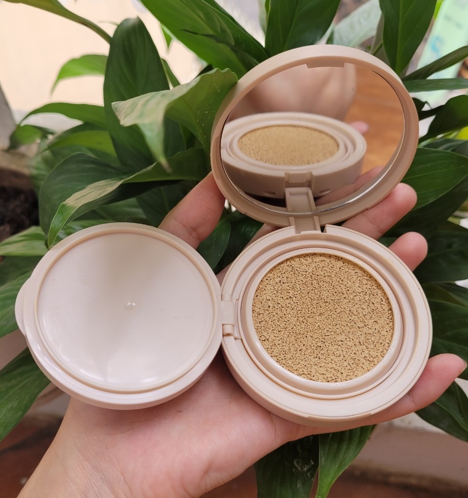 Phấn nước Huxley Moist Cushion: Own Attitude với thiết kế nhỏ gọn và kem nền đồng đều, giúp tiết kiệm thời gian trang điểm. Bài review phấn nước cho thấy khả năng kiềm dầu tốt, phù hợp cho da hỗn hợp thiên dầu, đem lại làn da bóng khỏe mà không bị mốc.
